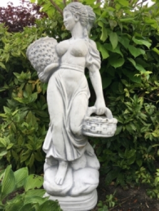 Schöne weiße Steinstatue einer stehenden Dame mit 2 Blumenkörben!